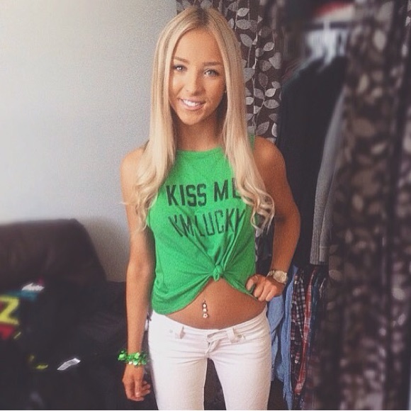 St. Patrick’s Day - “Kiss Me I’m Lucky” Tank Top - Green (Size Small) - Picture 5 of 6